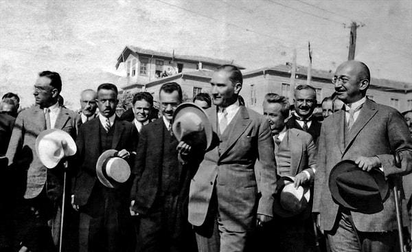 Mustafa Kemal Paşa'nın yönettiği 30 Ağustos 1922'deki Dumlupınar (Başkomutan) Meydan Muharebesi'nde Türk ordusu, Yunan ordusunun bozguna uğrattı. Kaçan düşman kuvvetlerini izleyen Türk ordusu, 9 Eylül 1922'de İzmir'e girdi.