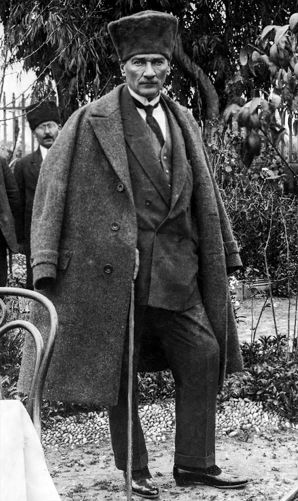 Atatürk, Fransa'da ihtilal ile kurulan cumhuriyeti, demokrasiyi ve yönetim şeklini inceledi ancak bunun aynısının Türkiye'de uygulanamayacağını öngördü.