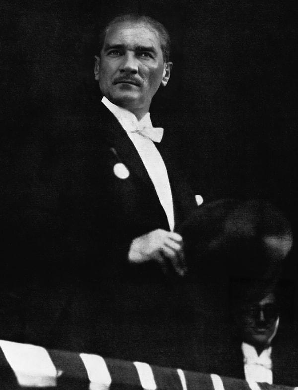 TBMM tarafından 29 Ekim 1923'te Cumhuriyet ilan edildi ve Mustafa Kemal Atatürk de Cumhurbaşkanı seçildi. 1938'de vefatına dek arka arkaya 4 kez Cumhurbaşkanı seçilen Atatürk, bu görevi en uzun süre yürüten Cumhurbaşkanı oldu.