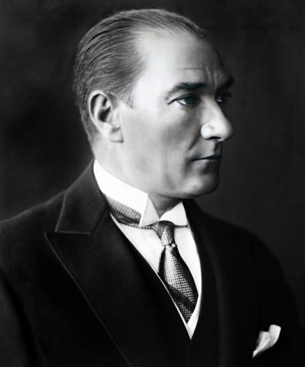 Mustafa Kemal Atatürk, 1929 Dünya Ekonomik Bunalımı'nın etkilerini hafifletmek ve ülkenin kalkınmasını hızlandırmak amacıyla 1933'te Beş Yıllık Sanayi Planı'nı başlattı. Aynı dönemde dış politikada da önemli adımlar atıldı. Milletler Cemiyeti'ne girilmesi, Balkan Antantının imzalanması, Montrö Boğazlar Sözleşmesi ve Sadabat Paktı başta olmak üzere bölgesel ve uluslararası adımlar, Türkiye'nin bölgesinde ve dünyada etkili bir aktör olarak öne çıkmasına katkıda bulundu.