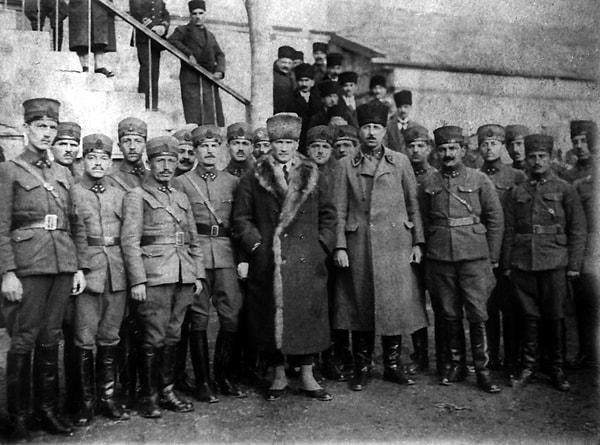 Askeri ve siyasi dehasıyla saygınlığını koruyan devlet adamı Mustafa Kemal Atatürk, 10 Kasım 1938'de 57 yaşındayken Dolmabahçe Sarayı'nda saat 09.05'te hayata gözlerini yumdu.