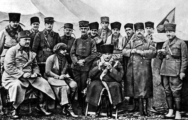 Atatürk'ün naaşı 16 Kasım'da Dolmabahçe Sarayı tören salonunda katafalka konuldu. 19 Kasım günü cenaze büyük bir kalabalık tarafından Yavuz Zırhlısı ile İzmit'e oradan da aynı günün akşamı tüm yurt gezilerinde kullandığı tren ile Ankara'ya uğurlandı.