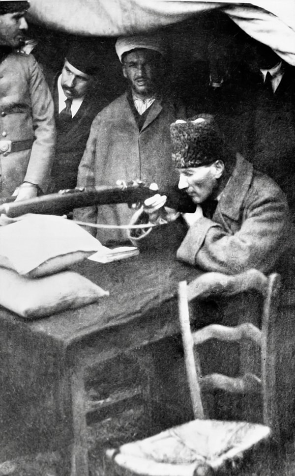 “Ve bugün toplumun büyük bir coşku, toplumu yönetenlerin ise pek bir hevessizce kutladığı 100. yılı, Mustafa Kemal Atatürk’ün adını anmadan kutlamaya kalkışmak ancak ya çok büyük bir cehalet ya da yüz yılı aşan bir ihanet nedeniyle olabilir.”