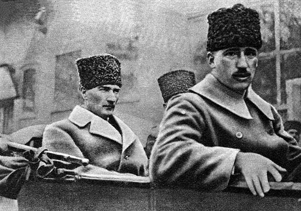 “Bugün Ayasofya Türk topraklarında ise Atatürk sayesindedir. Bugün Ayasofya’nın minberinde elinizde kılıçla oturabiliyorsanız onun sayesindedir. Eğer o olmasa idi, o kılıç elinizde değil, başka bir yerinizde olurdu bilesiniz! Bugün genç kuşaklar zannediyor ki, Mustafa Kemal Atatürk ve arkadaşları en büyük mücadeleyi cephede verdiler. Keşke öyle olsaydı. Asıl mücadele savaş sırasında ve sonrasında cehalete karşı verilen mücadele idi. Mustafa Kemal’in en geniş cephesi oydu.”