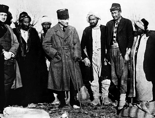 “100. yılda Atatürk’ün adını anmaktan kaçınanlar o günlerde İngilizle, Yunanla, bilcümle düşmanla, emperyalistle işbirliği yapıp Atatürk’e isyan edenlerdir, Cumhuriyet kurulduktan sonra bile isyanlarından vazgeçmeyenlerdir. Bugün 100’ü noktalayıp, 101. yılımıza girerken, Türkiye’deki bu hainlere zerre şaşırmıyorum. Onlar 100 yıl öncesinin hainlerinin çocukları, torunları, soydaşları, soysuzlarıdır.”