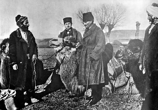 “Ama bilmeden o hainlerin emrine giren ve ihanet ordusunun neferi haline dönüştürülen cehalete acıyorum. Ve bugün 101. yılın arifesinde en büyük sorunumuz ve belki de sonumuzu getirecek olan budur. Atatürk tüm savaşları kazanmış ve bizden sadece cehaletle savaşı sürdürmemizi istemiştir. Bu savaşı kaybetmedik ama kazanamadık da. 2. yüzyılda kazanmamız gereken tek savaş budur.”