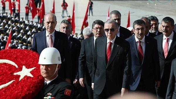 Cumhurbaşkanı Recep Tayyip Erdoğan ve devlet erkanı, 29 Ekim Cumhuriyet Bayramı nedeniyle Türkiye Cumhuriyeti'nin kuruluşunun 100.yıl dönümü törenleri kapsamında Anıtkabir'i ziyaret etti.