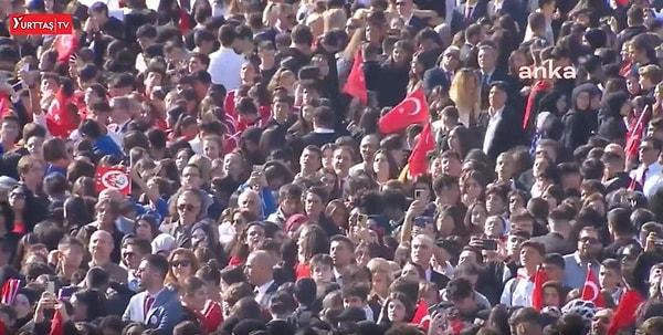 Erdoğan'ın Anıtkabir'den ayrılışı esnasında kalabalık bir grubun "Gençlik seninle gurur duyuyor" ve "Her yer Tayyip, her yer Erdoğan" sloganları attığı duyuldu.