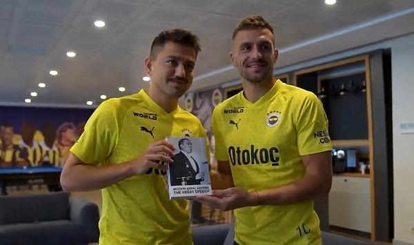26 yaşındaki futbolcu, yabancı futbolculara Mustafa Kemal Atatürk'ün Nutuk kitabının İngilizcesini hediye ettiğini duyurdu.