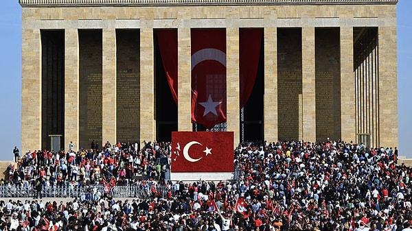 Türkiye Cumhuriyeti 100. yılını kutluyor. Yurdun dört bir yanından vatandaşlar ellerinde bayraklarıyla kutlamalara katıldı.