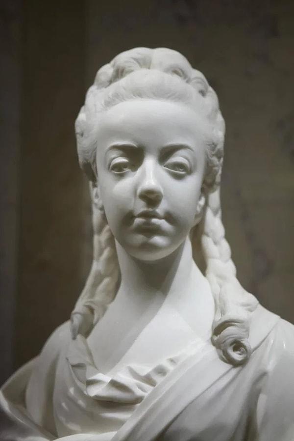 2. Fransız kraliçesi Marie Antoinette'in 15 yaşında yapılmış büstü. (1771)