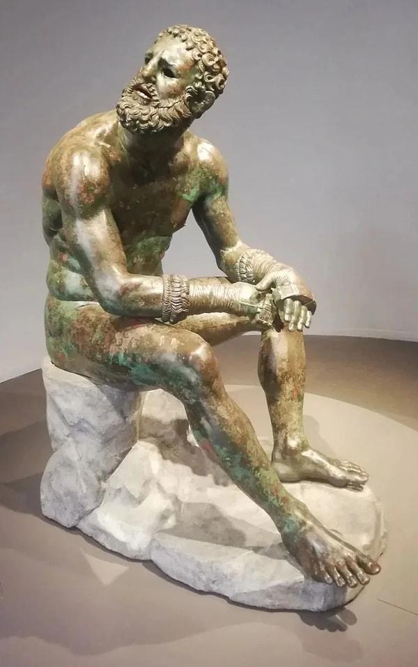 4. Roma'daki Quirinal Tiyatrosu'nun inşaatı sırasında bulunan iki heykelden biri olan boksör heykeli. Bulunan bu iki heykelin yağmacılardan saklamak için çok iyi bir şekilde gömünüldüğü düşünülüyor.