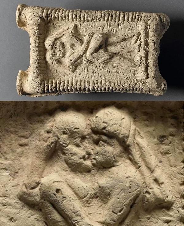 9. Kanepede yatan çıplak bir çifti gösteren Babillerden kalma kil modeli, 3800 yıl önce Mezopotamya'da kaydedilen ilk öpücüğü tasvir etmesiyle biliniyor.