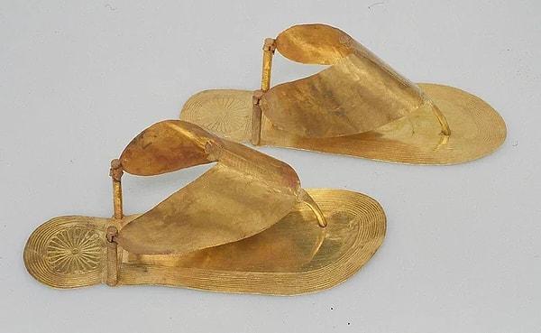 15. Mısır firavunu üçüncü Thutmose'un üç yabancı eşlerinden birine ait olan altından cenaze sandaleti. (M.Ö 1479)