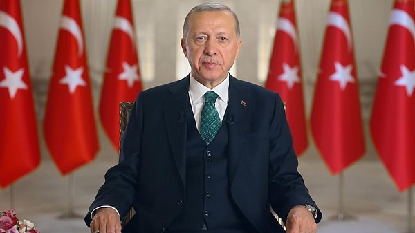 Sosyal medya hesabı üzerinden açıklama yapan Cumhurbaşkanı Erdoğan, 'Cumhuriyet Bayramımızı Cumhuriyetimizin 100. yılına yaraşır bir coşkuyla kutladık. Bu coşkuyu paylaşan milletime teşekkür ediyorum' notunu düştü.