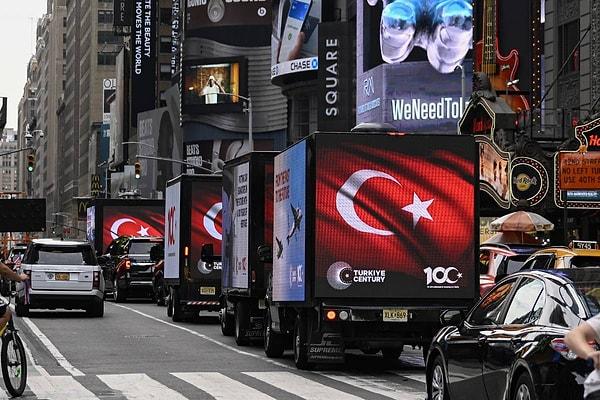 New York'ta Cumhuriyet'in 100. yılı dolayısıyla Türk bayraklı kamyonlar tur attı.