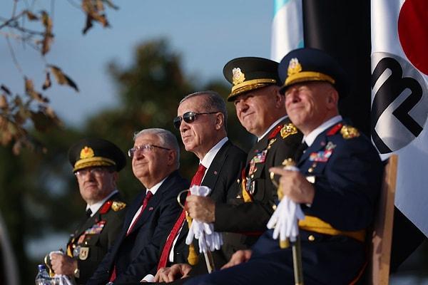 Türkiye Cumhuriyeti'nin yüzüncü yıl kutlamaları kapsamında İstanbul'da büyük bir askeri tören düzenlendi.