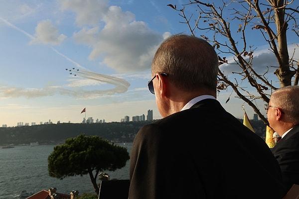 Bu muhteşem gösteriye, Türk Yıldızları ve SOLO Türk'ten oluşan 20 savaş uçağı da eşlik etti. Türk Donanması, İstanbul Boğazı'ndan geçiş yaparken, Cumhurbaşkanı Recep Tayyip Erdoğan'ın ikamet ettiği Vahdettin Köşkü'ne selam durdu.