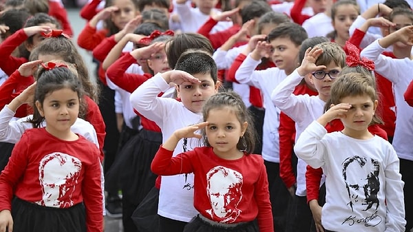 29 Ekim Cumhuriyet Bayramı'nda çocukları ve gençleri ellerinde bayraklar, süslemelerin arasında görmeye alışkınız. Ancak Cumhuriyetin 100'üncü yılda bu kez gündemde kediler de vardı.