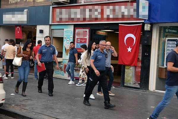 Adana'nın Seyhan ilçesi Çınarlı Mahallesi Atatürk Caddesi'nde yaşanan olayda 21 yaşındaki H.G. fast food restoranına giderek restoranda bulunan müşterilere bağırarak dehşet saçtı.