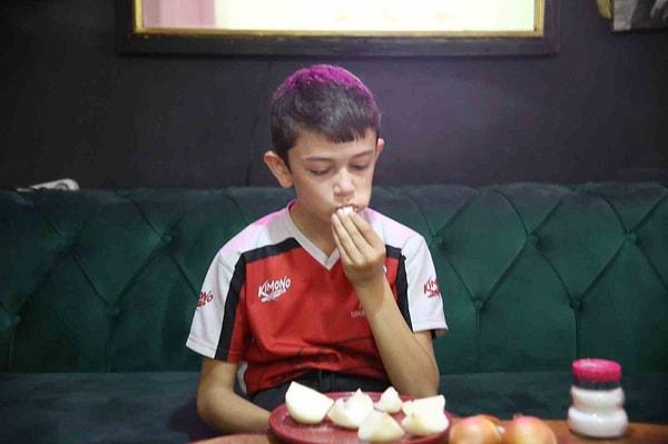 Bu akşam büyük ihtimal haber bültenlerinde bolca karşınıza çıkacak olan 12 yaşındaki Eymen, oldukça ilginç bir çocuk. Bursa'nın Nilüfer ilçesinde yaşayan minik dostumuz her gün en az 10 diş sarımsak ve bir kilo soğan yiyor.