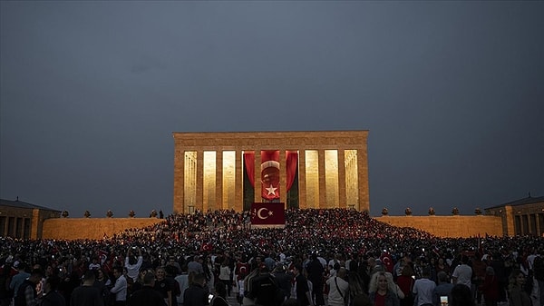 İmkanlarını zorlayan ve elinden gelen herkes oradaydı: Milli Savunma Bakanlığı, 29 Ekim'de Anıtkabir'i 1 milyon 182 bin 425 kişinin ziyaret ettiğini ve yeni bir rekorun kırıldığını bildirdi.