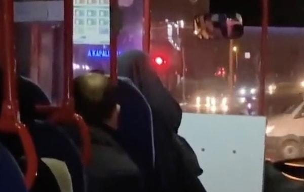 Gebze'de bir otobüste, yüksek sesle dua dinleyen kadını önce diğer yolcular uyardı.