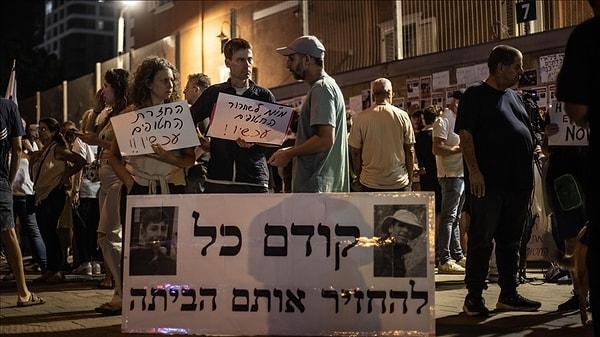 İsrail vatandaşları da Netanyahu'ya karş protestolar düzenliyor. Hamas'ın elindeki esirlerin aileleri Netanyahu'ya sert eleştirilerde bulunuyor.