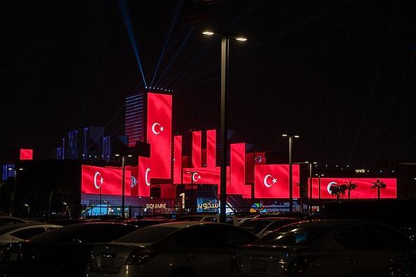 "Riyad Sezonu" düzenlenen o festival alanı 29 Ekim'de Türkiye Cumhuriyeti'nin 100. yılında kırmızı beyaz renklere bürünmüştü.