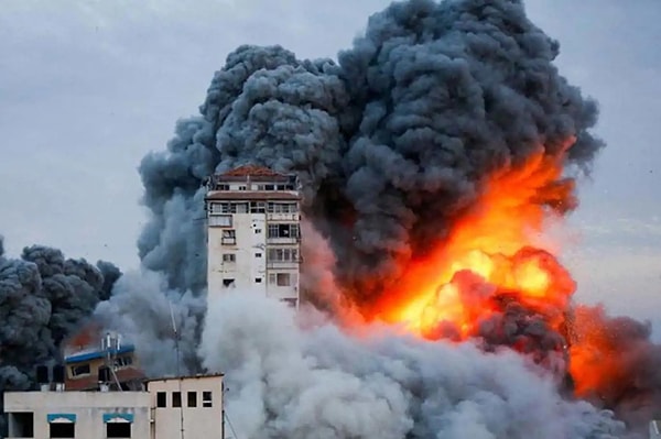 “İsrail, Gazze’de 47 camiyi yıktı, 3 kiliseye büyük zarar verdi. Saldırılar sonucu 200 binden fazla bina zarar görürken, bunlardan 32 bin 500’ü tümüyle yıkılarak oturulamaz hale geldi, 203 okulda büyük hasar oluştu, 45 okul tamamen hizmet dışı kaldı. Yoğun saldırılar sebebiyle istatistikler henüz tamamlanmış değil.''