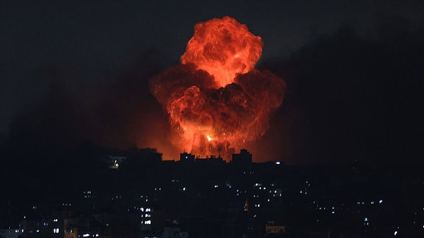 ''Gazze’ye 18 bin ton bomba atıldı, bu Hiroşima’ya atılanın bir buçuk katı. İsrail ordusu, 908 aileye katliam uygulayarak binlerce kişinin ölümüne neden oldu. Saldırılarda 35 gazeteci, 124 sağlık çalışanı ve acil kurtarma ekiplerinden 18 sivil savunma elemanı hayatını kaybetti.”