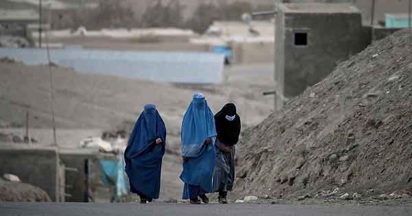 2021 yılında Afganistan'ın yönetimini tekrar ele geçiren Taliban, halk üzerinde katı kurallar ve yasaklar uygulamaya devam ediyor. Dünya haberlerinden bilirsiniz ki Taliban yönetimi ülkede kadınların toplumsal haklarının çoğunu ortadan kaldırdı.