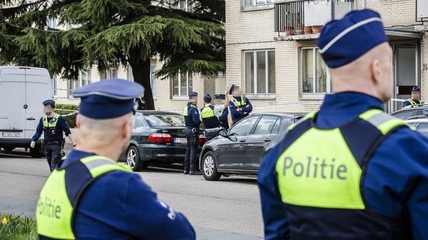 İhbarı alan mesai dışında olan polislerden biri gelen bilgilerle şüpheliyi takip ederek süpheliyi bir kaç sokak ileride durdurdu.