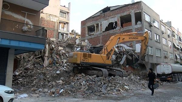 Zeytinburnu Yeşiltepe Mahallesi'nde kentsel dönüşüm sırasında yıkılan bir bina ile mahalle halkı şok oldu.