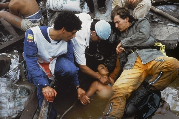 "Omayra ben yanına vardıktan yaklaşık üç saat sonra Omayra hayatıını kaybetti. Vefatından altı ay sonra yayımlanan fotoğrafım, 1985 yılında Yılın Dünya Basın Fotoğrafı ödülünü kazandı."