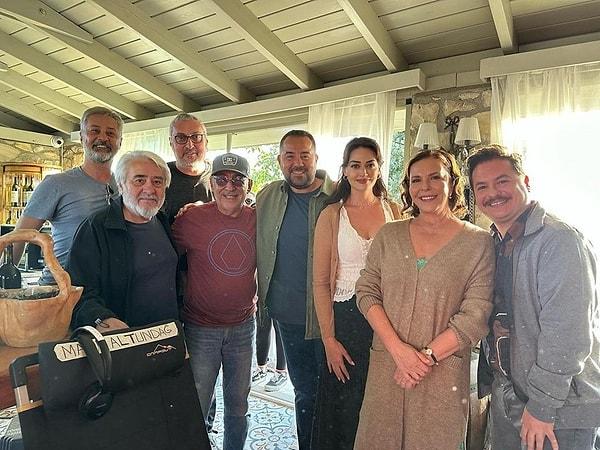 Önümüzdeki yıl Netflix'te yayınlanacak olan dizinin çekimleri İzmir'in Urla ilçesinde gerçekleşiyor. 8 bölümden oluşacak diziyi sevenleri sabırsızlıkla bekliyor.