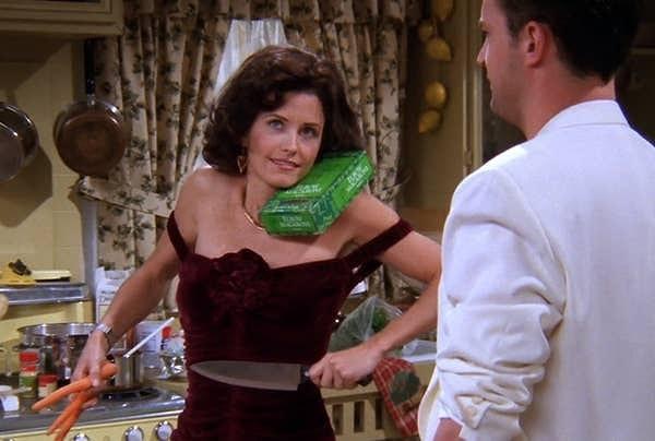 9. Monica, Chandler'in parmağını kesmişti.