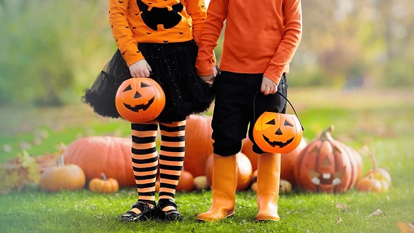 Her ne kadar dini kökenli bir bayram olsa da günümüzde seküler bir etkinlik haline gelen Halloween'da çocuklar korkunç kostümler giyip kapı kapı dolaşır ve şekerleme ya da harçlık toplar.