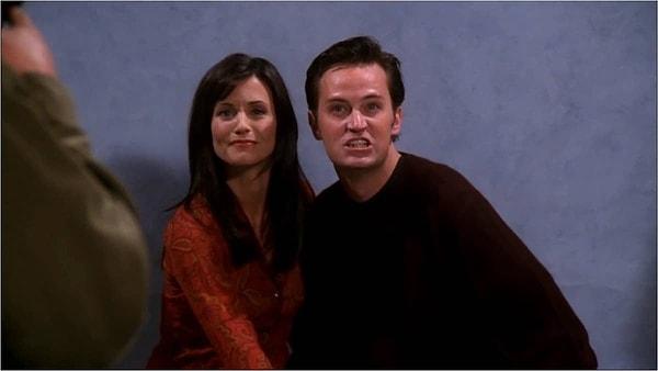17. Ve son olarak Chandler'in gülümseyemediği sahne...