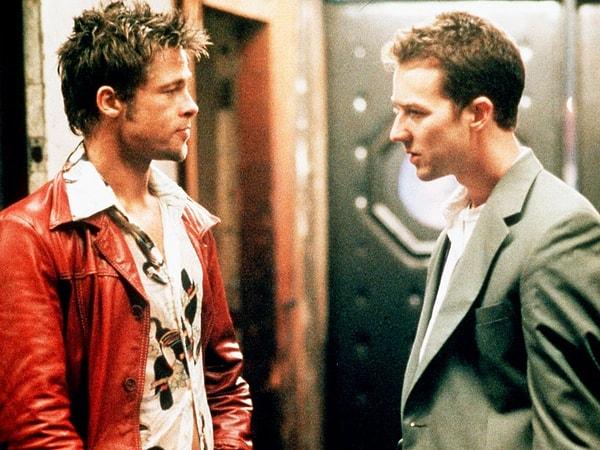 Filmde Edward Norton'ın canlandırdığı depresif bir ofis çalışanının, Brad Pitt'in karizmatik karakteri Durden ile oluşturduğu dövüş kulübünün kendini kaybetmesi ve bir terörist gruba dönüşmesi işleniyor.