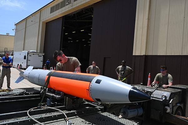 Bu yeni silahın B-21 Raider savaş uçağından atılacak B61-13 isimli atom bombası olduğu ve 360 kilotonluk bir tahribata yol açabileceği belirtildi.