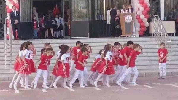 Afyon’da bir okulda yapılan Cumhuriyet Bayramı kutlamalarında bir çocuğun arkadaşlarından ayrılmasının görüntüleri herkesi üzmüştü.