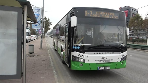 Otobüs şoförünün yaptığının yanlış olduğunu söyleyen vatandaşlar, “Şoförün yaptığı büyük saygısızlık. Böyle şeyleri yanlış buluyoruz. Otobüsteki yolcuların hepsini mağdur etti. Böyle şeylerin yaşanmaması lazım. Sonuçta topluma hizmet ediyor. '2-3 kişi konuştu' diye herkesi indirme lüksü yok. Bir çok kişi mağdur oldu" dediler.