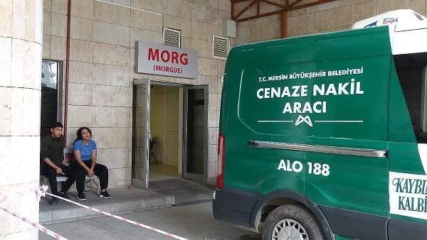 M.T. olay yerinden kaçarken, ekipler 3 kişinin öldüğünü belirledi. Cenazeler, inceleme sonrası Anamur Devlet Hastanesi morguna götürüldü. Polis, kaçan şüpheliyi yakalamak için çalışma başlattı.