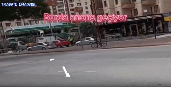 O videoda bir motosikletçi, ilk başta dikkatini çektiği polis tarafından anons edilirken görülüyor. Ardından ise kaçmaya başlayan motosikletli trafik kurallarını ihlal ediyor.