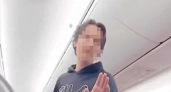 İltica ettiği ülke tarafından kabul edilmeyen Türk gencinin, bindirildiği uçakta yerine oturmayarak uçağı rötar yaptırdığı iddia edildi. Görüntülerde uçakta bulunan diğer yolcuların tepki gösterdiği görüldü.
