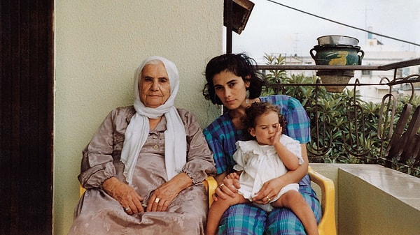 Lina Soualem'in annesi Hiam Abbass, 23 yaşındayken kızı, annesi ve büyükannesiyle birlikte Filistin'i terk ederek oyunculuk kariyerini sürdürmek için Fransa'ya taşınmış.