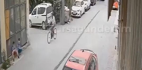 Bisikletli bir adam sokakta oturan iki çocuğun yanına yaklaştı.