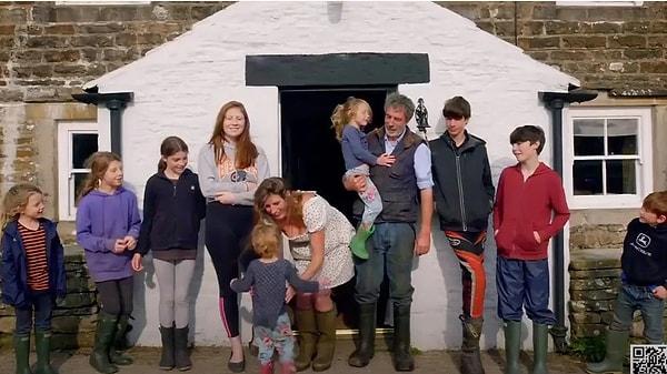 Belgeselde 9 çocuklu Amanda ve Clive Owen çiftinin koyun yetiştirme, doğum, eğitim, yemek pişirme ve temizlik gibi günlük rutinleri ile aile yaşantıları konu ediliyordu.