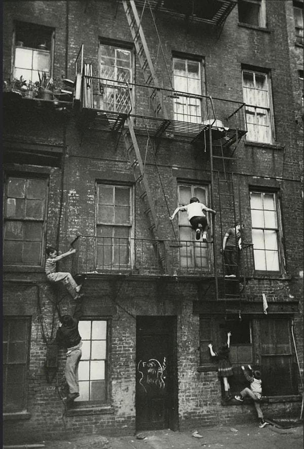 3. New York, Lower East Side sokaklarında oynayan çocuklar. (1963)